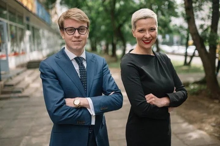 Адвокат Илья Салей со своей подзащитной Марией Колесниковой. Сейчас оба — в СИЗО и обвиняются по одной и той же статье