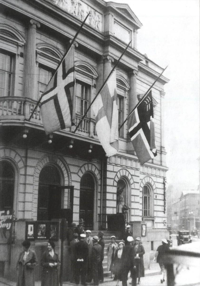 Приспущенные в знак протеста против депортаций ингерманландцев флаги Ингерманландии, Финляндии и Восточной Карелии Хельсинки.1934 г. Фото: Wikimedia Commons
