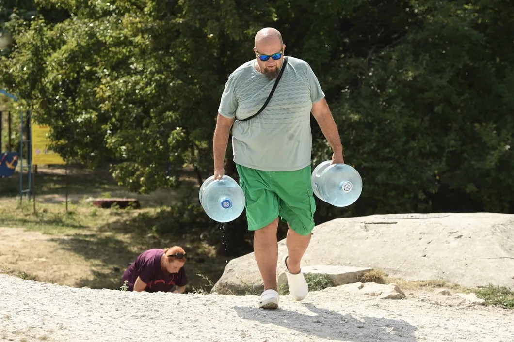 Крымчане набирают воду из ручья. Фото: РИА Новости