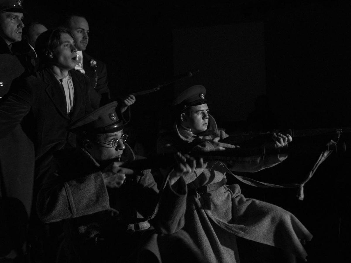 Сцена из спектакля «Дни Турбиных» театра «Мост». Фото: тг театра «Мост»