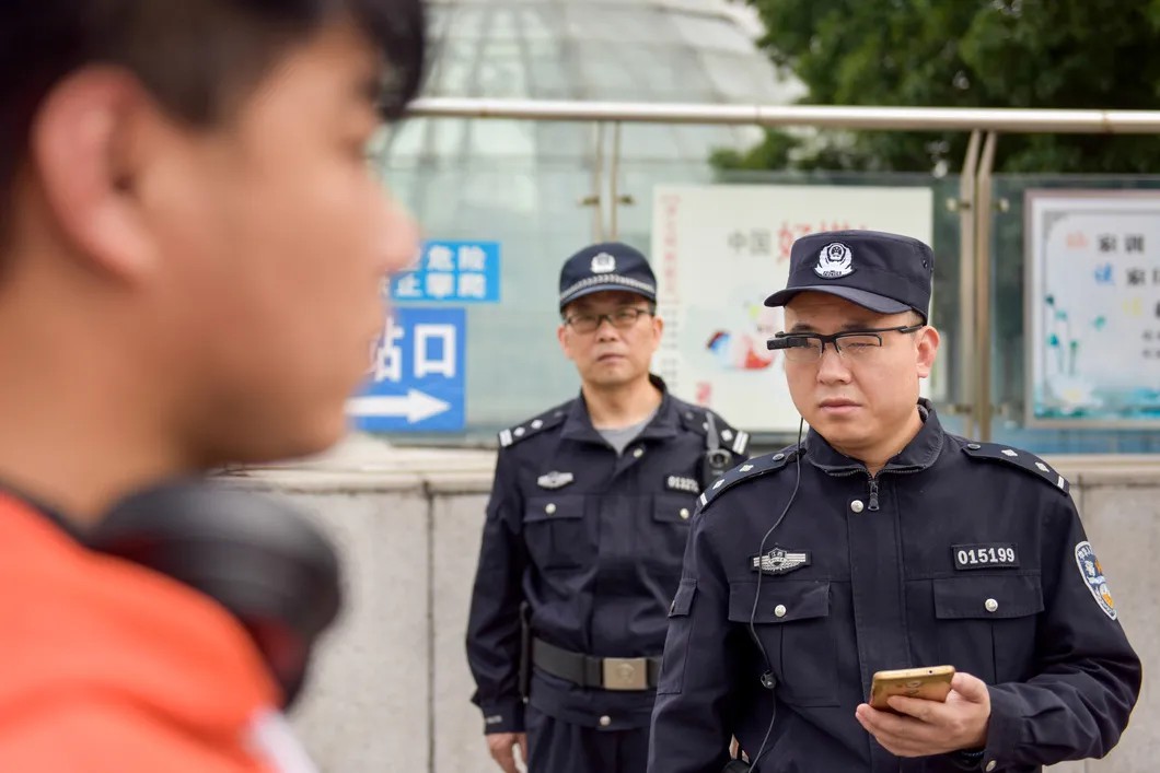 Офицер полиции сканирует прохощего с помощью «умных» очков. Фото: Reuters