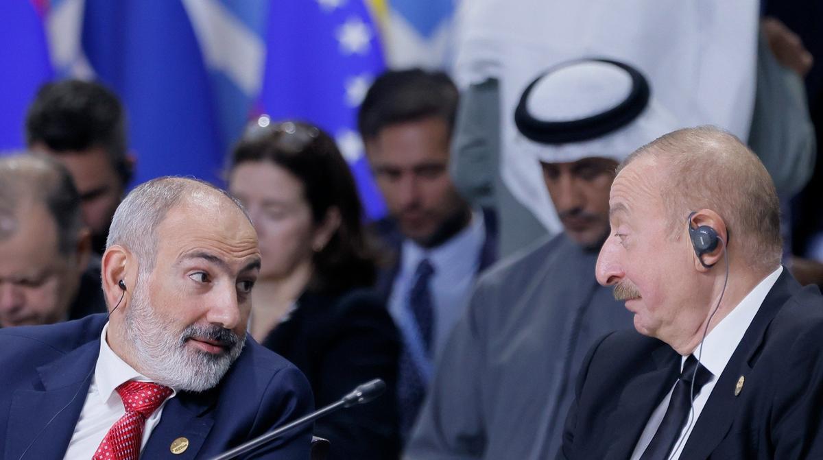 Премьер-министр Армении Никол Пашинян, президент Азербайджана Ильхам Алиев (слева направо) на пленарном заседании саммита БРИКС. Фото: AP / TASS