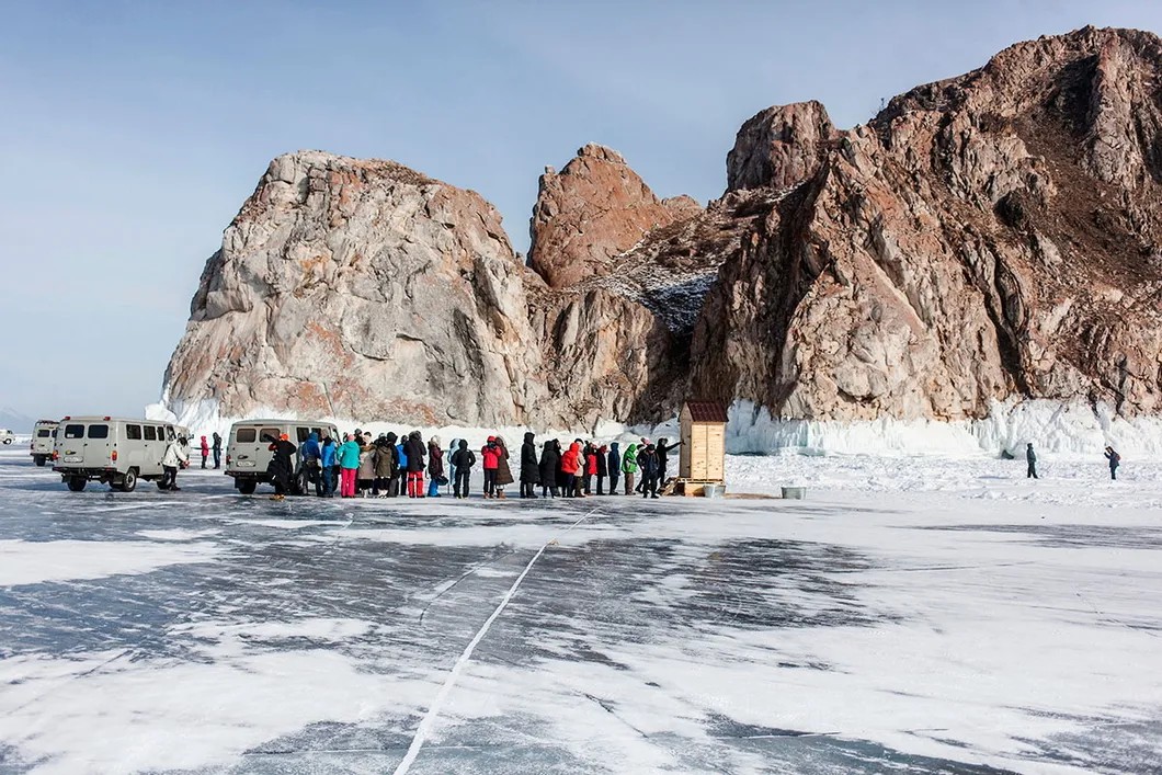 Очередь туристов в туалет-прорубь на ледяной поверхности Байкала. Фото: Антон Климов