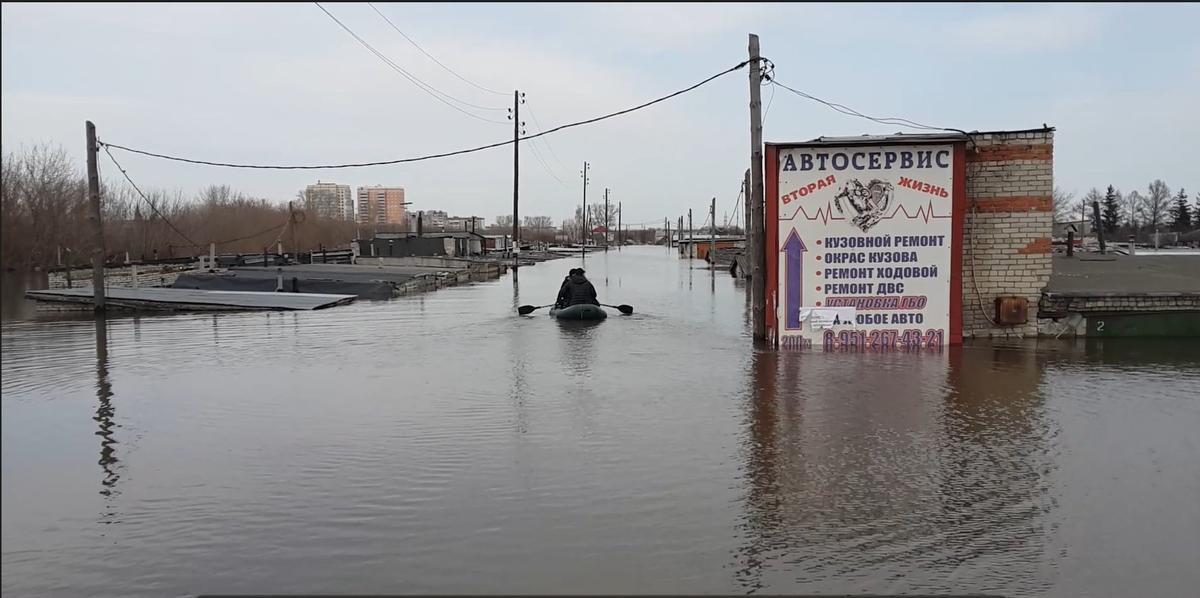 Правобережные жители плывут домой через гаражный массив, затопленный по крыши. Фото: Алексей Тарасов / «Новая газета»