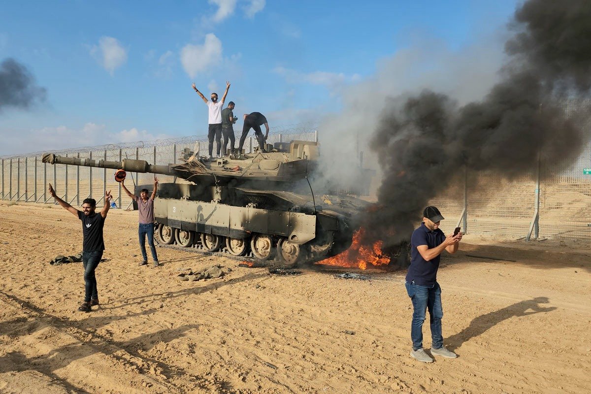 7 октября 2023 года. Уничтоженный израильский танк у забора с сектором Газа. Фото: AP / TASS
