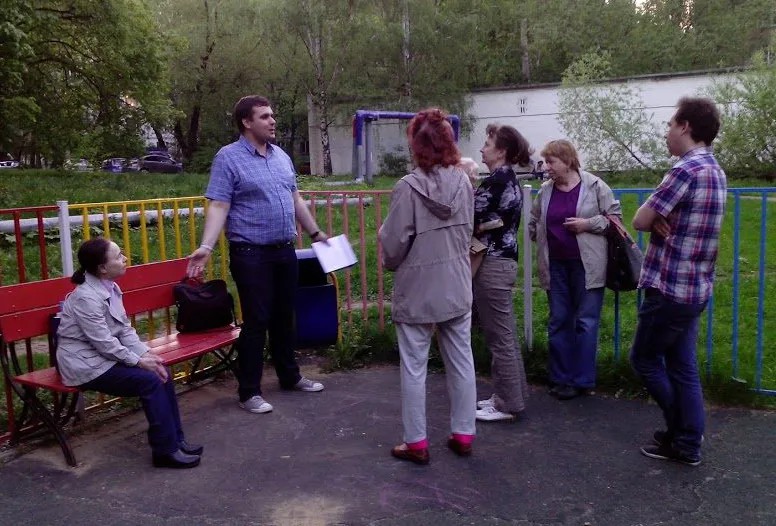Кандидат от «Парнаса» Константин Янкаускас объясняет избирателям, что главное — прийти на выборы