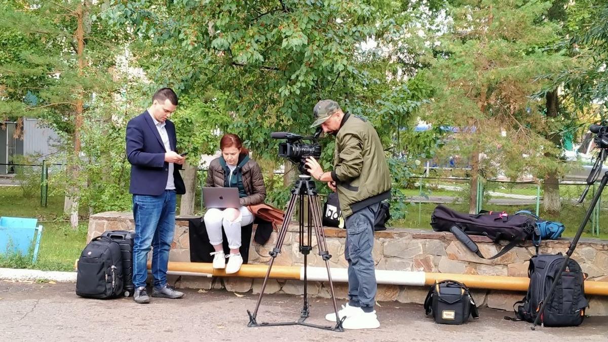 У больницы скорой медицинской помощи №1 в Омске. Фото: Даниил Чебыкин