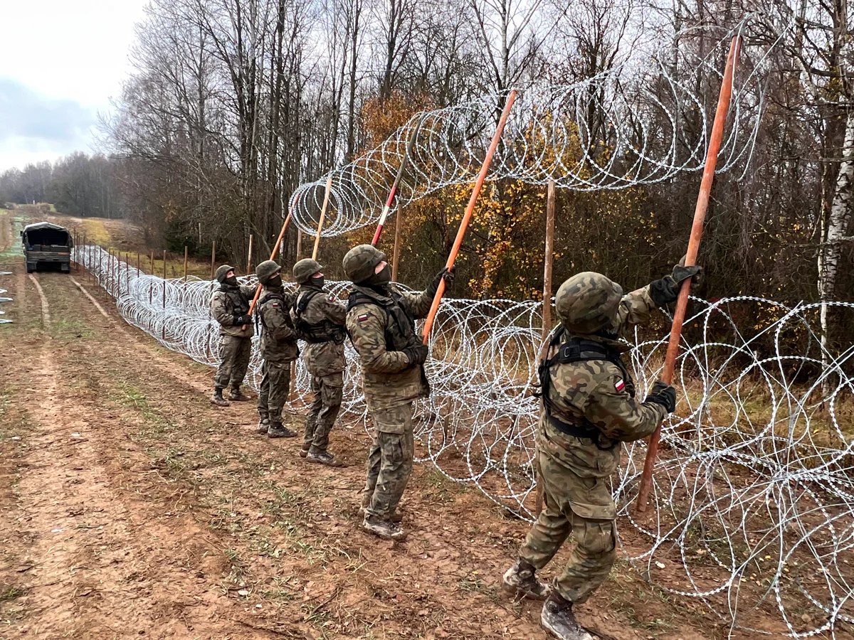Польша начала установку заграждения из колючей проволоки на границе с Калининградской областью России. Фото: Zuma \ TASS