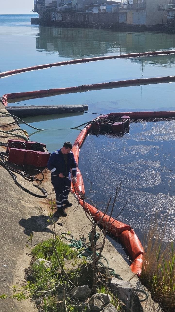 Загрязнения реки в Туапсе после атаки БПЛА на портовую инфраструктуру. Фото: Евгений Витишко