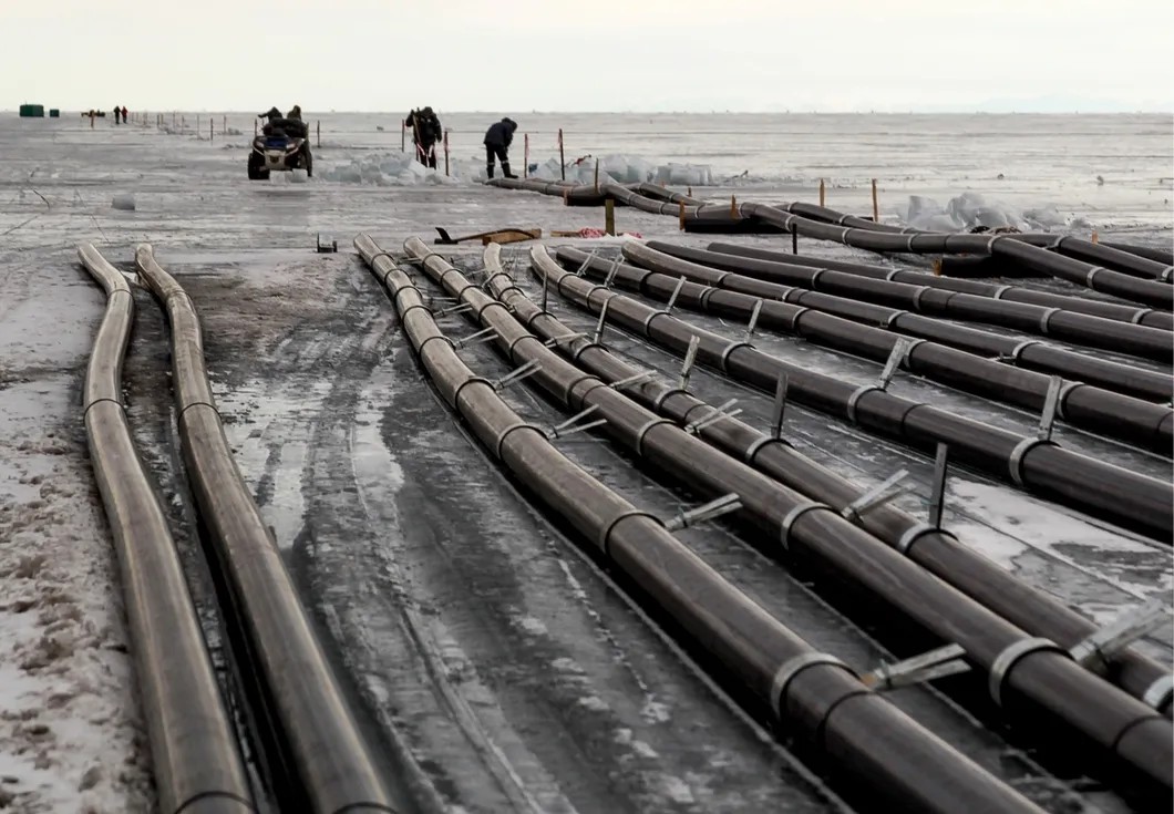 Подводка труб для строительства водоразливочного завода при озере Байкал. Фирма-собственник завода зарегистрирована в Китае. Фото: РИА Новости