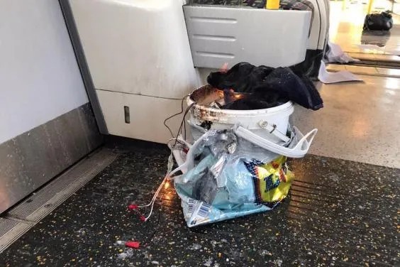 В вагоне лондонского метро взорвалось пластиковое ведро с горючим. Рамки металлодетекторов такую конструкцию не уловили. Фото: Twitter