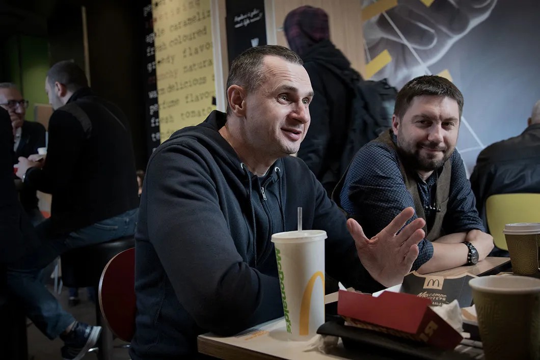 Director Oleg Sentsov during a friendly meeting at McDonald's with journalist Anton Naumlyuk. Photo by Anna Artemyevа, Kiev