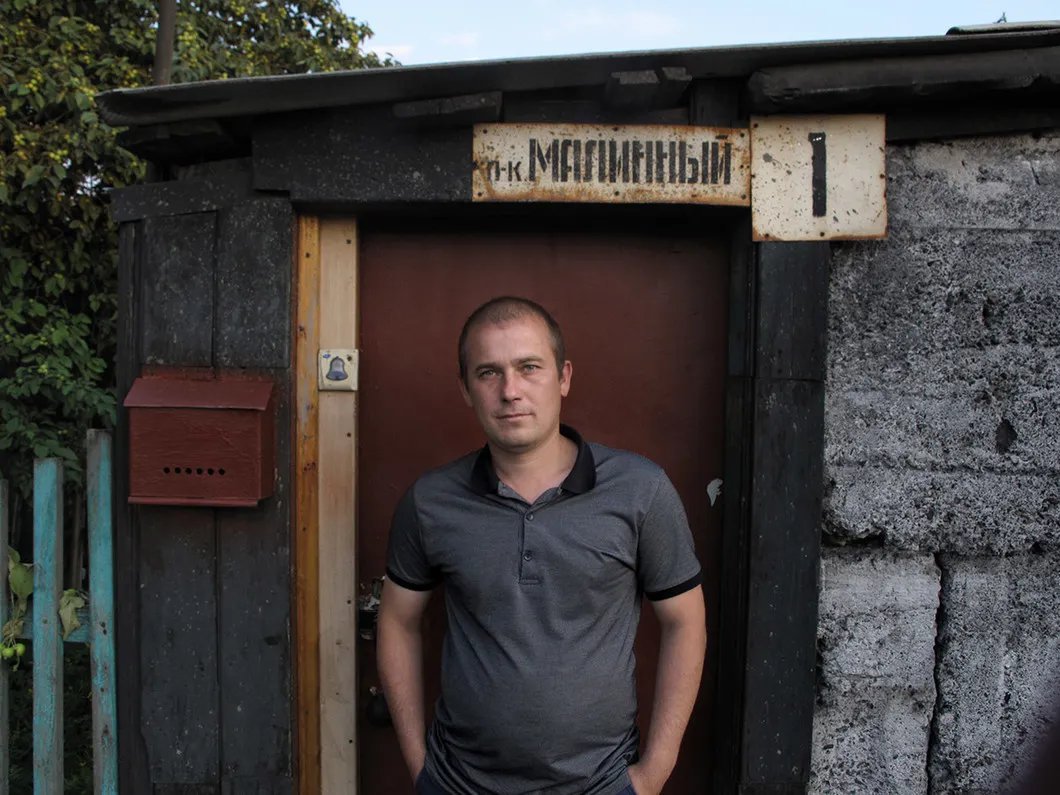 Виталий Шестаков у своего дома. Фото: Никита Гирин / «Новая газета»
