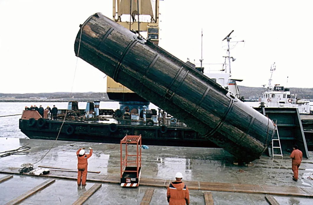 Фрагмент корпуса АПЛ «Курск» в порту Росляково. Октябрь 2001 года. Фото: Reuters