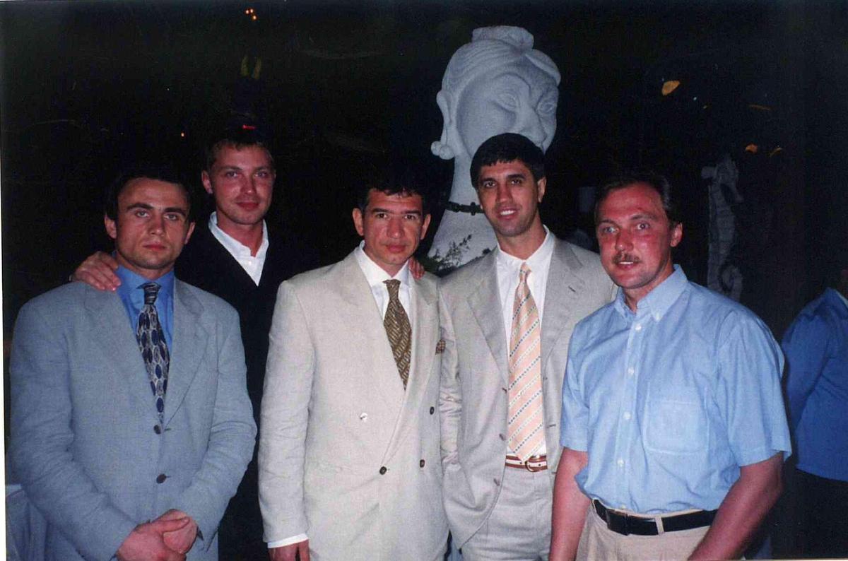 Конец 90-х. Крайний справа — бывший директор КрАЗа Ю.Ушенин, рядом с ним А.Быков. Фото из личного архива