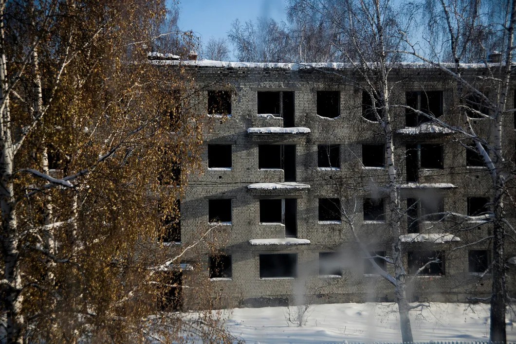 Заброшенные дома в селе Томское. Фото: Влад Докшин / «Новая газета»