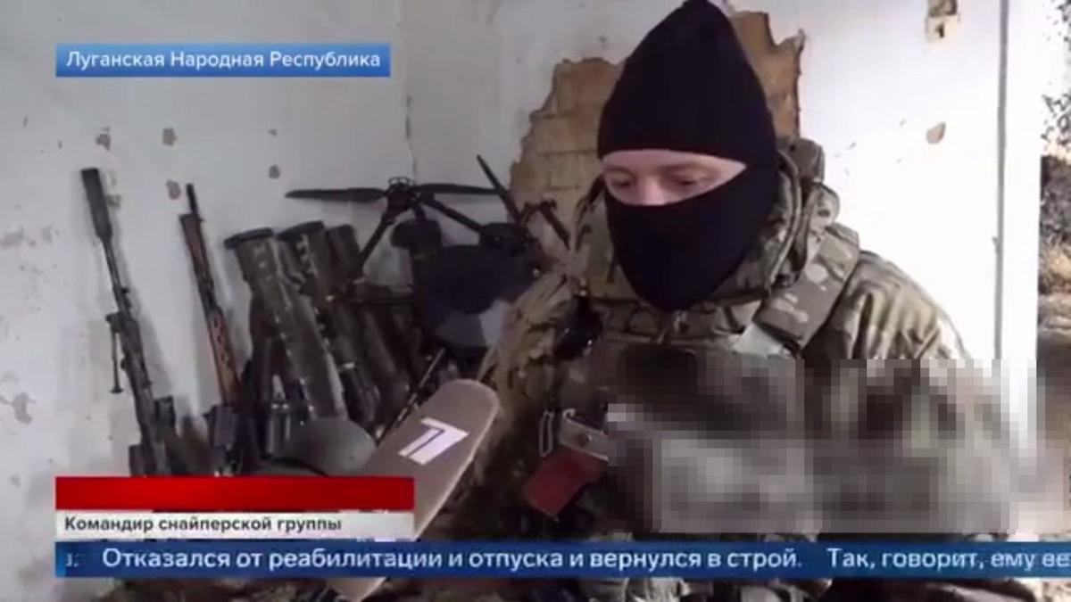«Командир снайперской группы» с позывным «Палач» рассказывает в эфире Первого канала о своих подвигах и офицерской чести. Фото: скриншот с видео