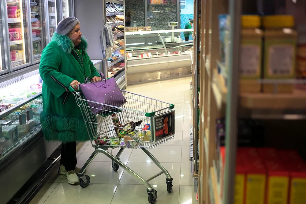 Покупательница в магазине «Азбука вкуса». Фото: Влад Докшин / «Новая газета»