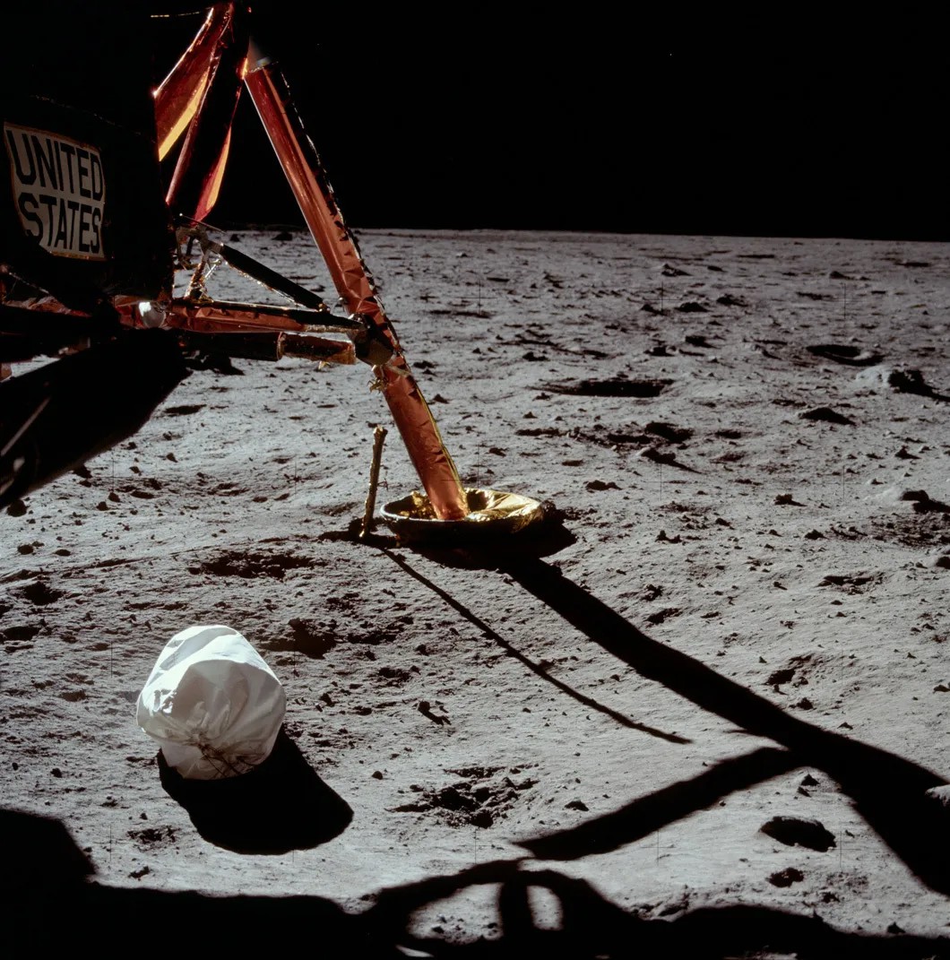 Первое фото Нила Армстронга на Луне. Фото: архив NASA / ru.wikipedia.org