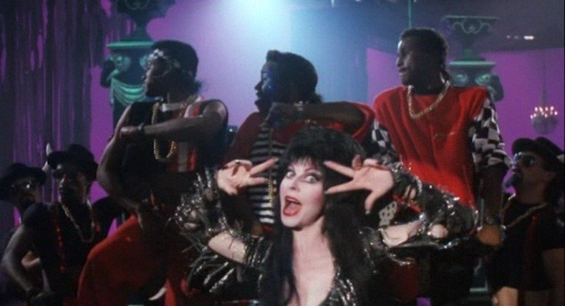 Кадр из фильма «Эльвира: Повелительница тьмы»