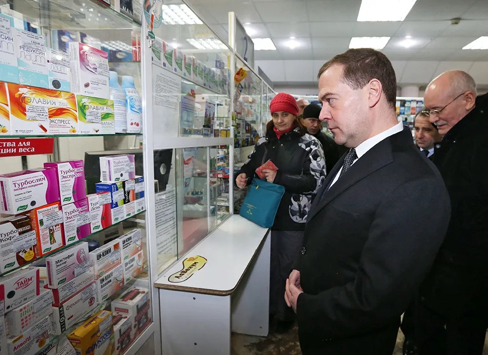 Дмитрий Медведев инспектирует цены в аптеках Уфы. Фото: Екатерина Штукина / РИА Новости