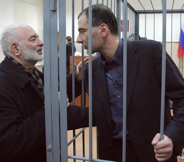 Василий с отцом Георгием Гарниковичем в день ареста в Басманном суде Москвы, 7 апреля 2006 года