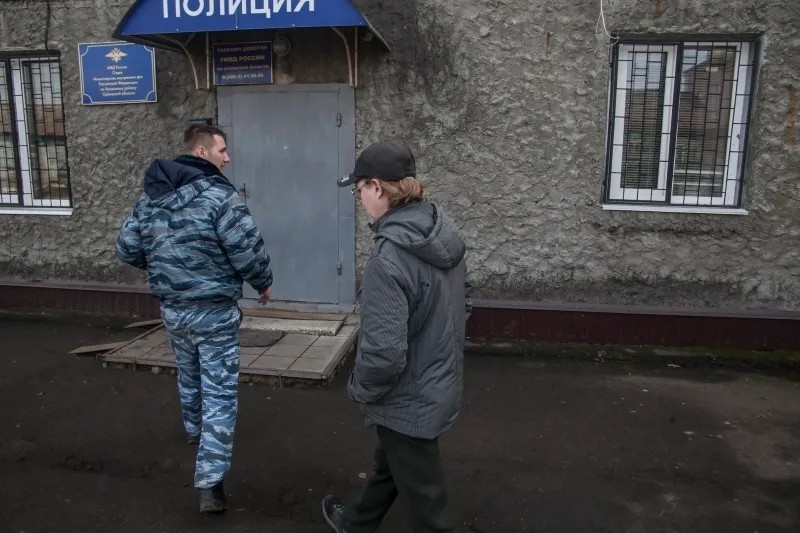 Сотрудники полиции провожают поэта в отделение. Фото: Влад Докшин / «Новая газета»