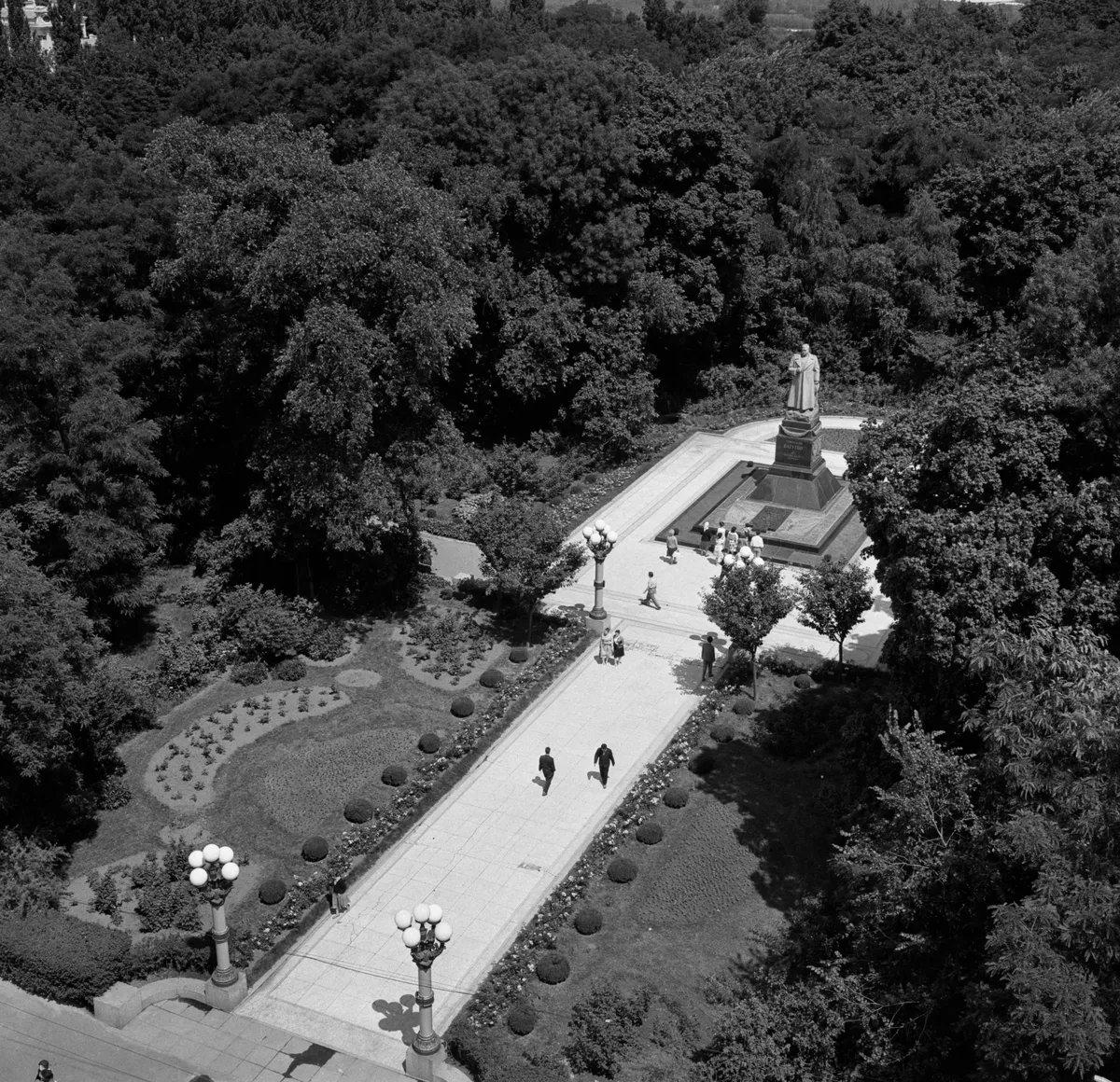 1964 г. Памятник генералу Н.Ф. Ватутину в Советском парке. Фото: Шамшин К. / Фотохроника ТАСС