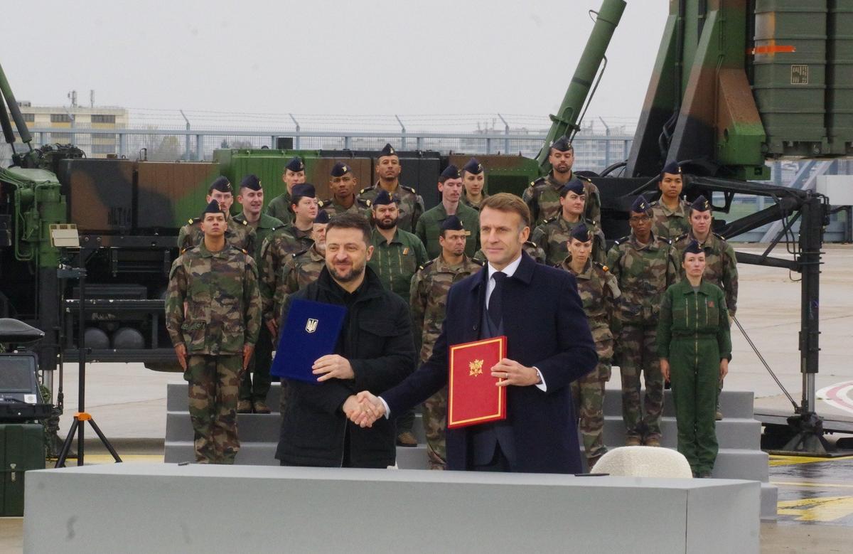 Владимир Зеленский и Эмманюэль Макрон только что подписали декларацию о намерениях на авиабазе 107 в пригороде Парижа. Фото: Юрий Сафронов / «Новая газета»