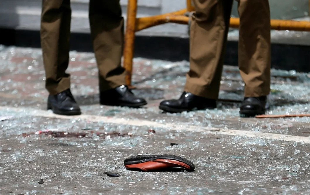 Туфля одной из жертв серии взрывов смертников в отелях и церквях города Коломбо, Шри-Ланка. Фото: Reuters