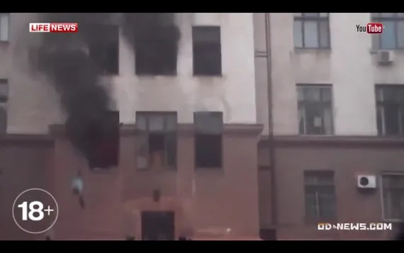 На первом фото из разбитых окон еще не идет дым, а четыре минуты спустя — в здании сильнейший пожар. Люди выбрасываются из окон