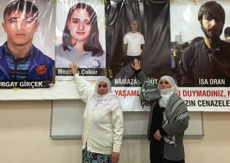 Участницы акции против столкновений между турецкой армией и курдами показывают фотографии своих родственников, погибших в столкновениях с полицией. Фото: РИА Новости