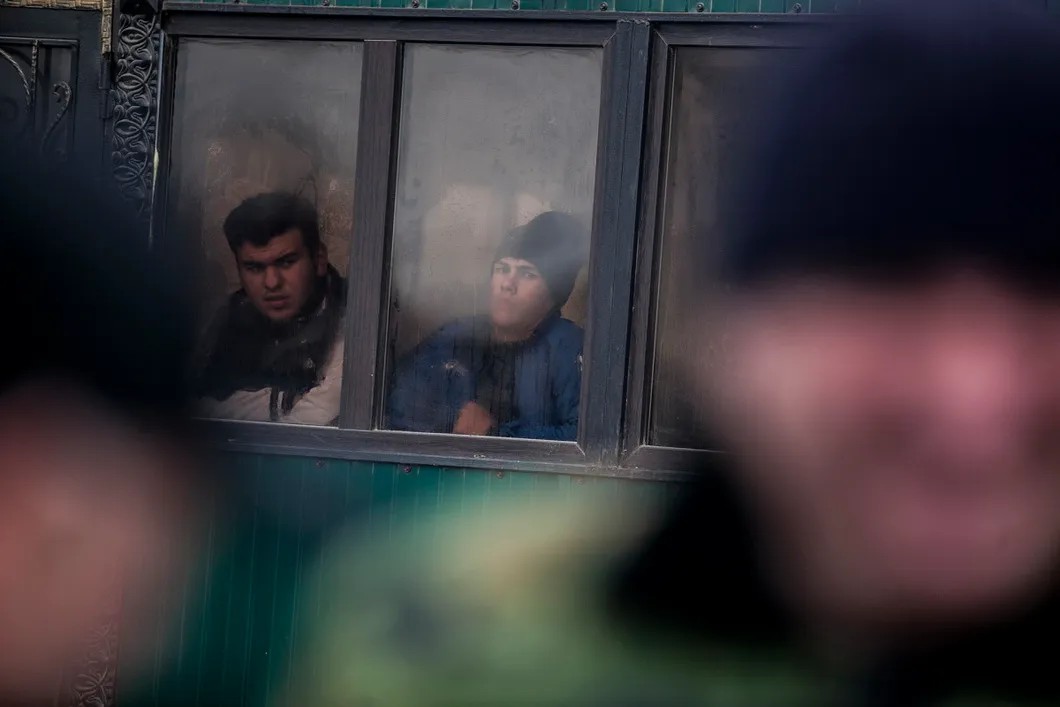 Водители днями сидят в придорожных кафе. 2 апреля. Дагестан. Фото: Влад Докшин / «Новая газета»