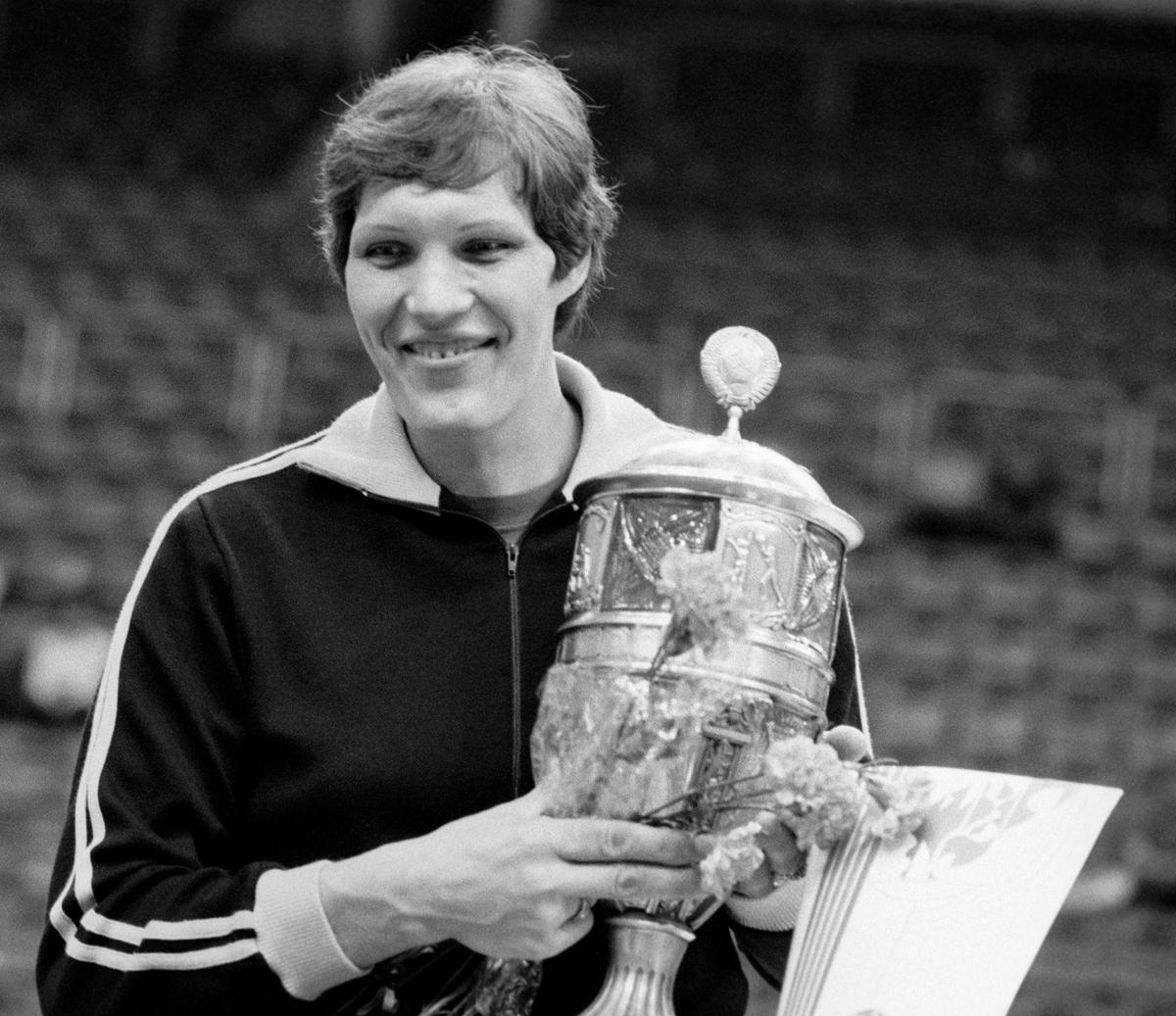 Капитан команды Ульяна Семенова с кубком. Фото: Игорь Уткин /Фотохроника ТАСС