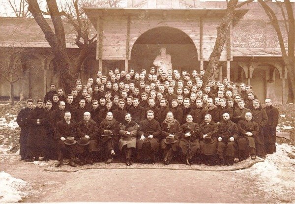 Ректор греко-католической академии во Львове Иосиф Слипый с преподавателями и студентами. 1936 год. Фото: voiks.livejournal.com