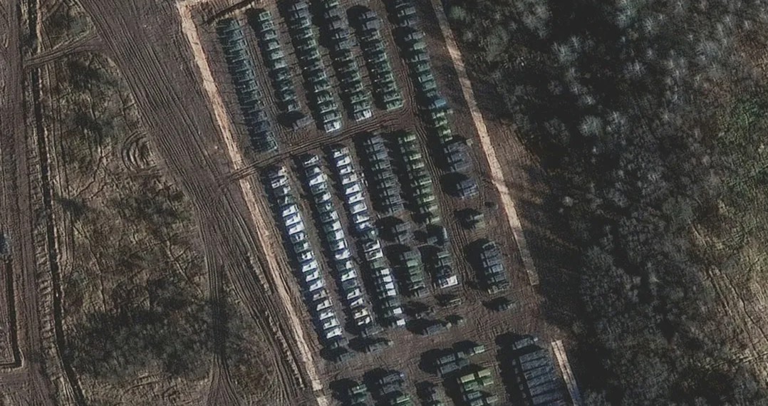 Спутниковая съемка MAXAR российской военной техники в районе Ельни (Смоленская область), опубликовано в издании Politico 11 ноября 2021 года