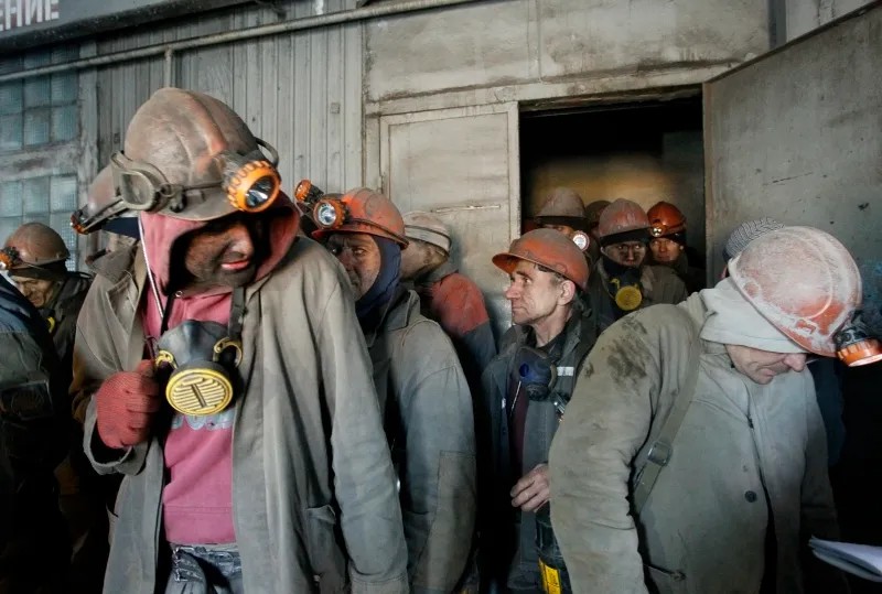 Эвакуация шахтеров шахты им. Засядько после отключения электричества из-за артобстрелов. Фото: Reuters