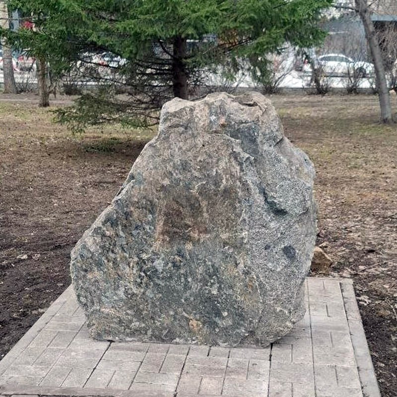 Закладной камень со сбитой табличкой сейчас. Фото: читатели «Сибирского экспресса»