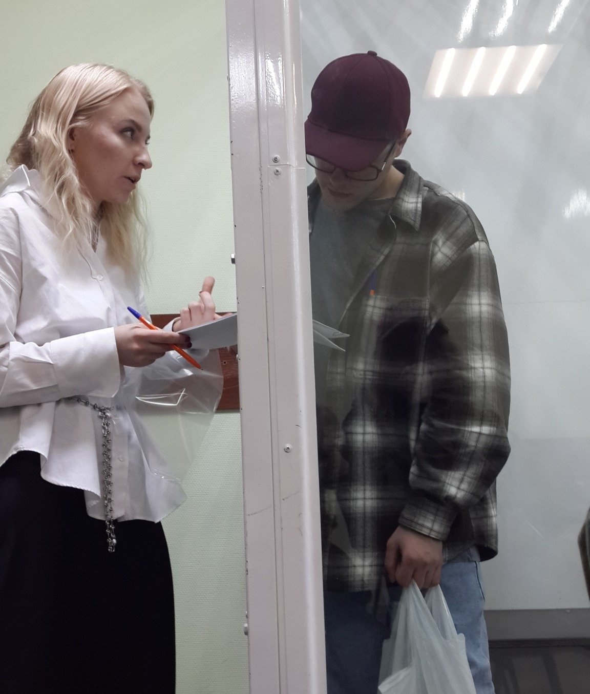 Адвокат Мария Терехова и Никита Уваров. Советский райсуд Красноярска, 8 апреля. Фото: Алексей Тарасов / «Новая газета»