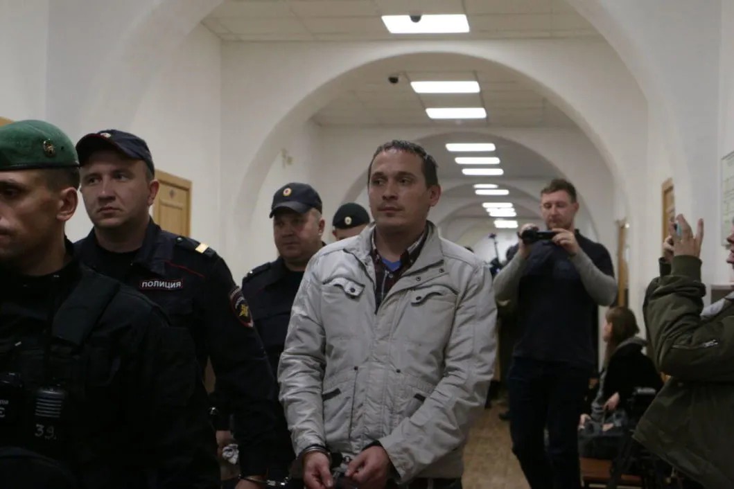 В суд заводят Александра Мыльникова. Фото: Светлана Виданова / «Новая газета»