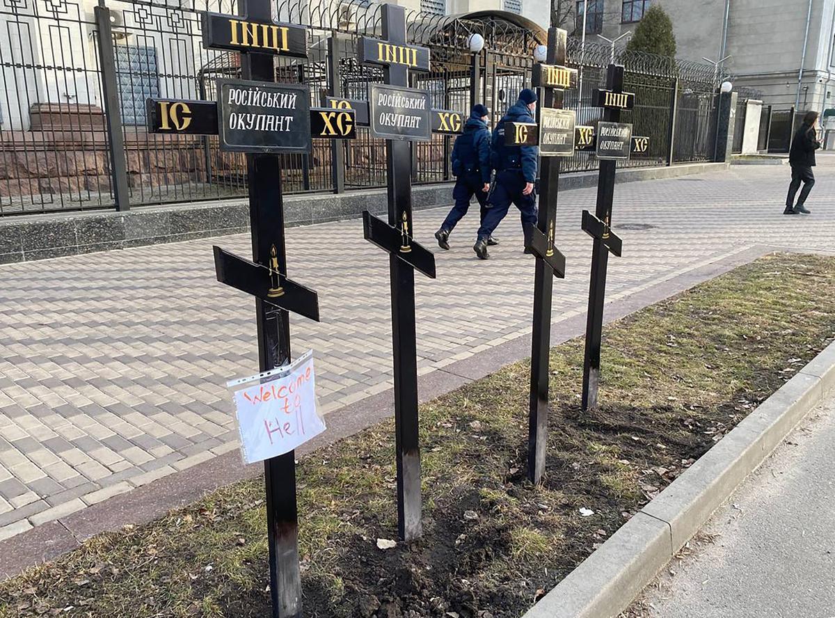 Киев. Кресты у здания посольства Российской Федерации, 23 февраля 2022 года. Фото: ТАСС