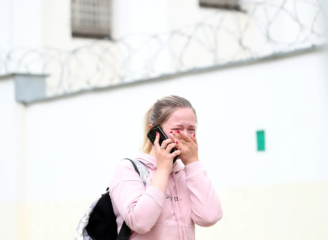 Изолятор в Минске, у которого собрались родственники задержанных. Фото: Наталия Федосенко / ТАСС