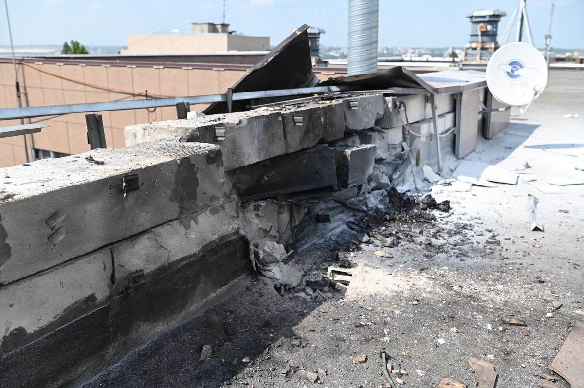 Последствия падения БПЛА на крышу офиса в Белгороде 9 июня. Фото: Вячеслав Гладков / телеграм-канал