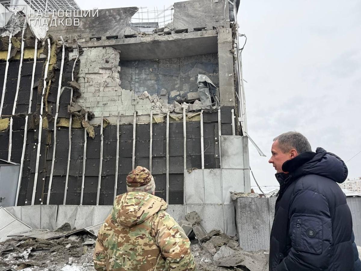 Гладков на месте очередного обстрела. Фото: пресс-службы губернатора