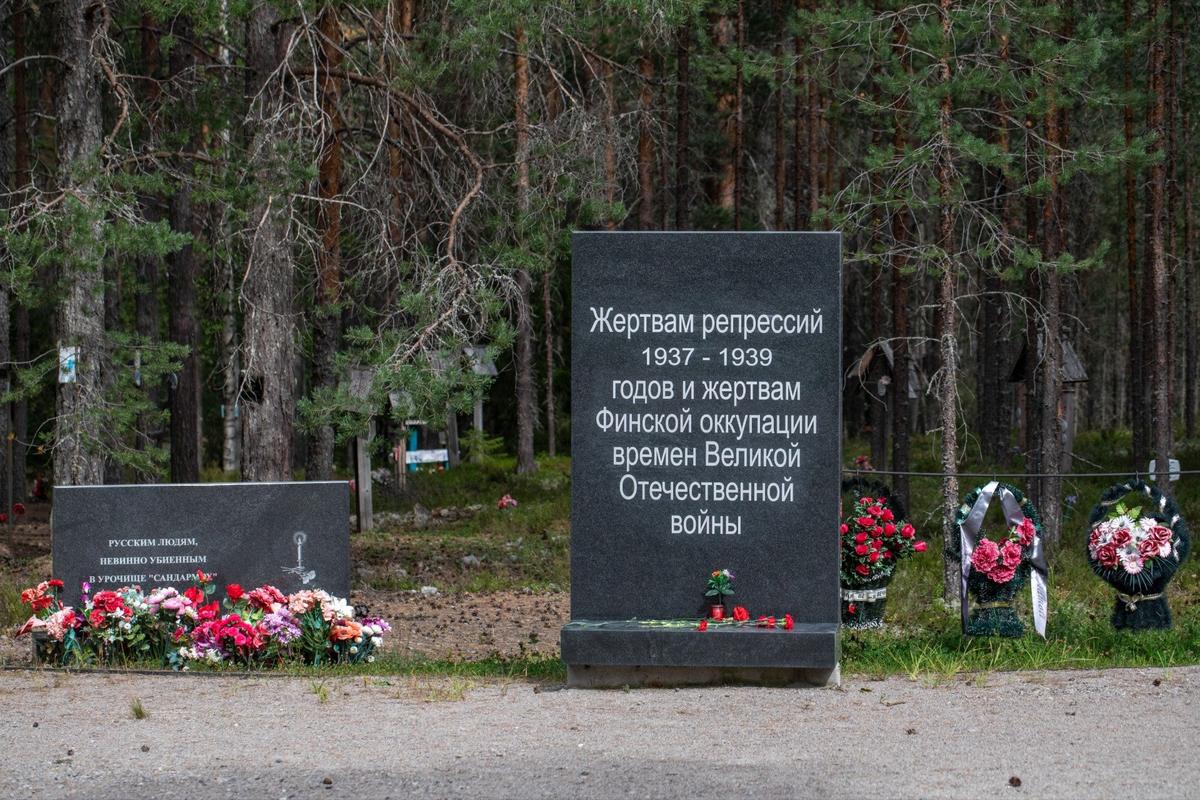 Новый монумент — «Жертвам репрессий 1937–1938 годов и жертвам финской оккупации времен Великой Отечественной войны», появившийся в 2025 году. Фото: Алексей Душутин / «Новая газета»