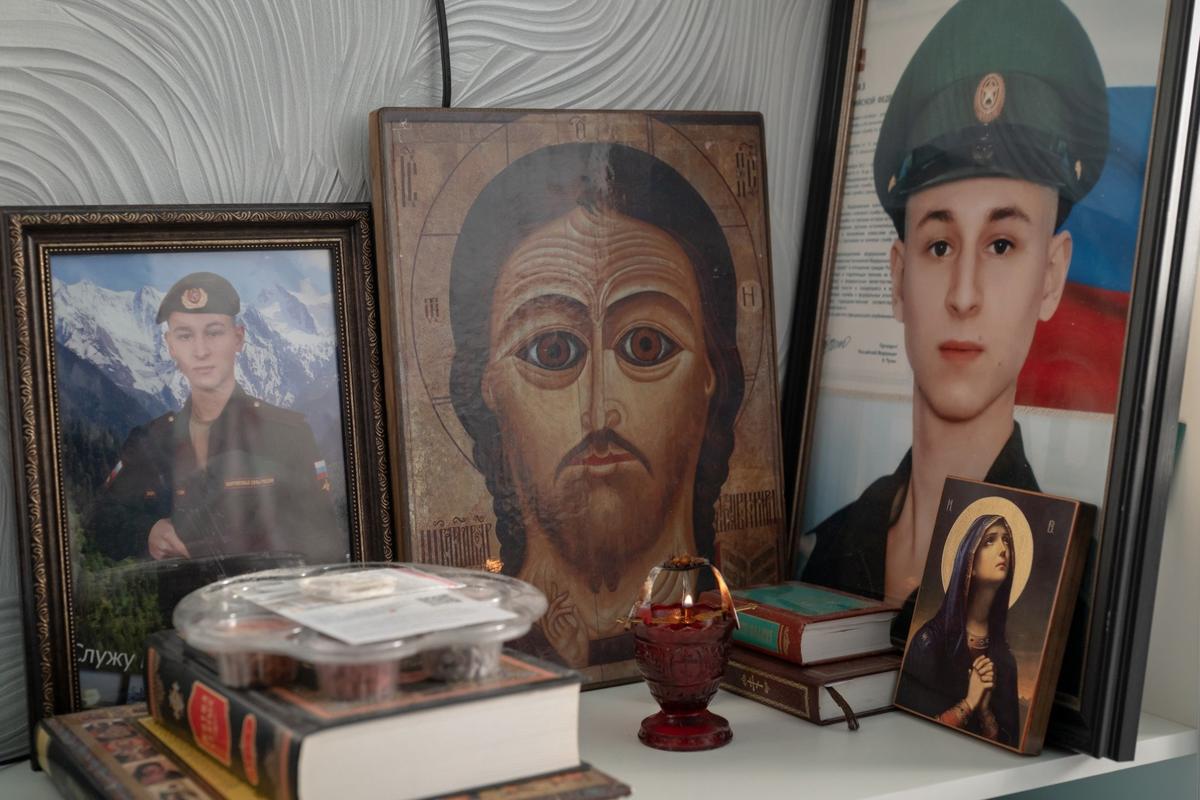 Портреты Кирилла среди икон в доме Ирины Чистяковой. Фото: Андрей Бок / «Новая газета»