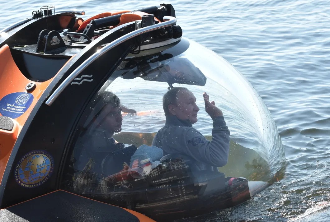 Владимир Путин 27 июля спустился на дно Финского залива рассмотреть затонувшую подлодку. Фото: РИА Новости