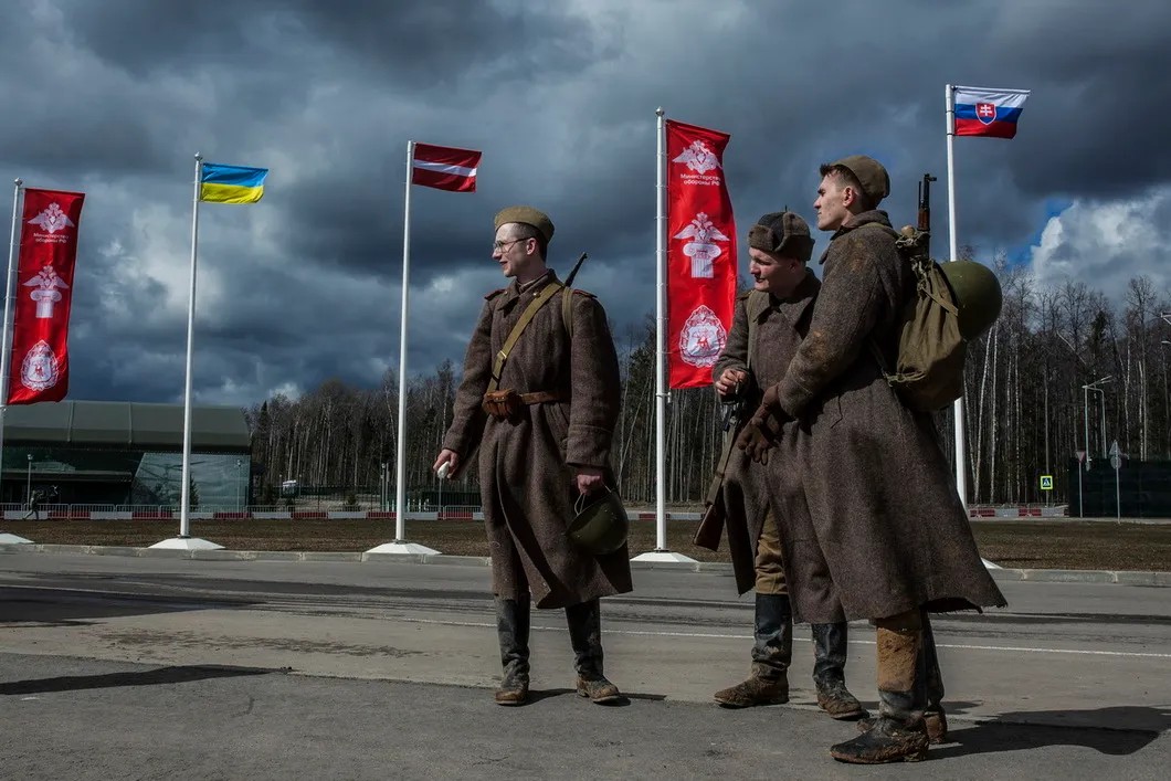«Советские солдаты» на территории парка Патриот. Фото: Влад Докшин / «Новая газета»