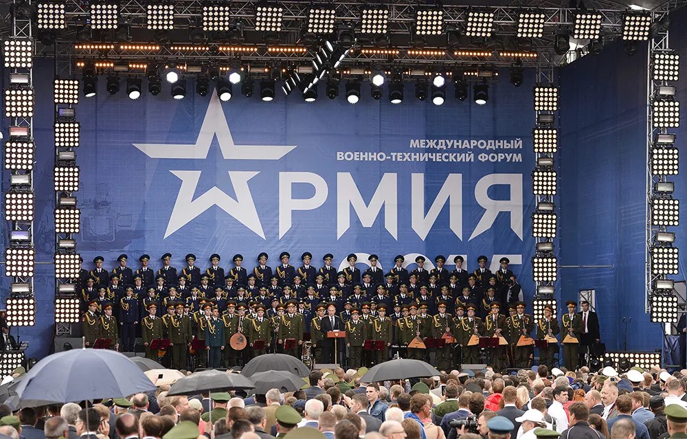 Президент России Владимир Путин (в центре) выступает на церемонии открытия Международного военно-технического форума «Армия-2015». Фото: РИА Новости