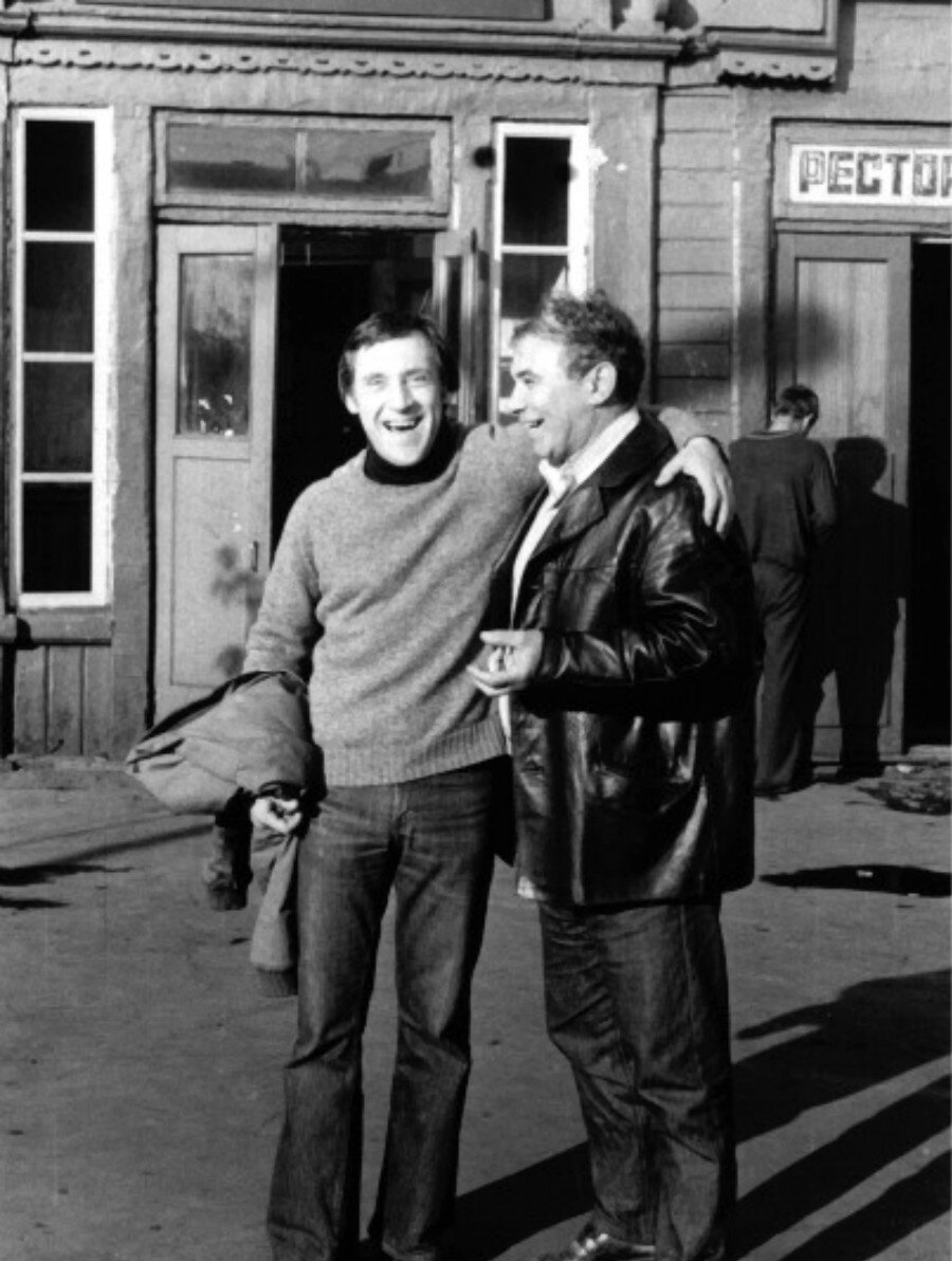 Владимир Высоцкий и Вадим Туманов на станции Зима. 1976 год. Фото: Леонид Мончинский